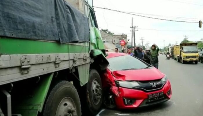 Truk Tabrak 5 Mobil