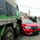 Truk intercooler terlibat laka dengan menabrak lima mobil. Waspada/Ist