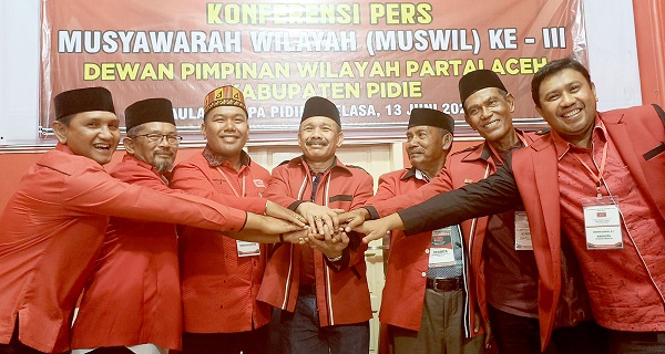 Ketua DPW PA Kabupaten Pidie terpilih H Sarjani Abdullah SH (tengah pakai peci hitam-red) melakukan salam bersama pengurus DPW PA Kabupaten Pidie dan DPP PA usai melakukan siaran Pers di kantor DPW PA Kabupaten Pidie, Selasa (13/6). Waspada/Muhammad Riza.