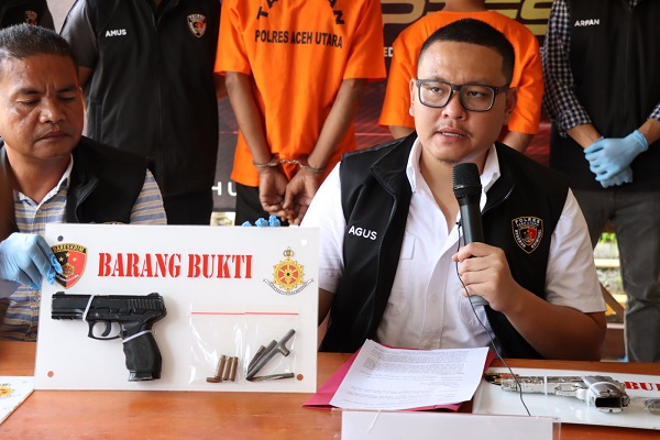 Satuan Reskrim Polres Aceh Utara mengungkap kasus pidana kepemilikan senjata api yang menjerat dua tersangka, warga Geulanggang Baro Kecamatan Lapang, Aceh Utara. Yakni SB,32, dan H ,44. (Waspada/ist