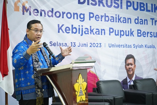 Anggota Ombudsman RI Yeka Hendra Fatika sebagai Keynote Speaker pada diskusi publik kebijakan pupuk bersubsidi di Aula Fakultas Pertanian USK Banda Aceh, Selasa (13/06/23). (Waspada/T.Mansursyah)