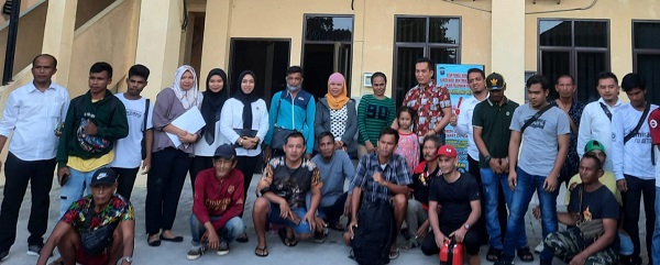 Kasat Reskrim Polres Sergai diwakili Kanit PPA Ipda Brimen Sihotang dan Kanit Ekonomi Ipda Qorry O Siregar beserta personel Satreskrim bersama perwakilan PMI di halaman Satreskrim Polres Sergai, Senin (12/6) di Mapolres Sergai di Sei Rampah. (Waspada/Edi Saputra)