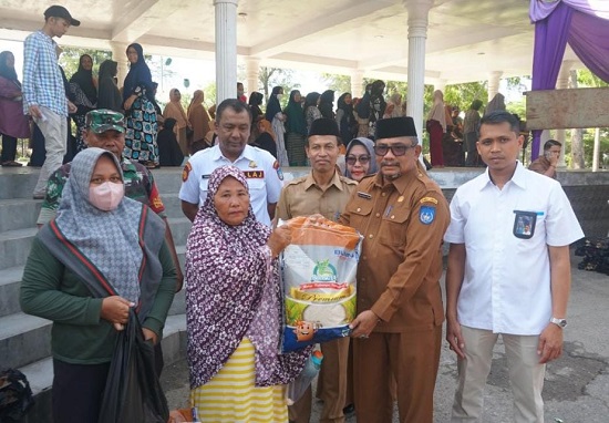 Pj. Wali Kota Langsa, Ir Said Mahdum Majid bersama Pincab Bulog Langsa, M Iqbal saat membuka secara resmi pasar murah di Tribun Lapangan Merdeka Langsa, Selasa (13/6). Waspada/Rapian