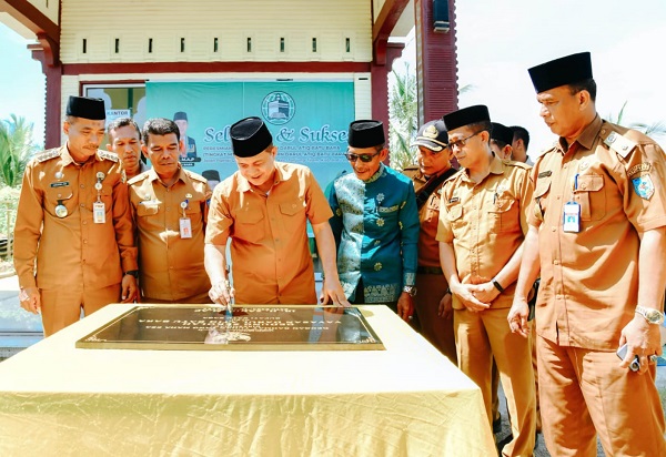 BUPATI Batubara Ir. H. Zahir, M.AP., pada peresmian Pondok Pesantren Darul Atiq, Desa Guntung, Kecamatan Tanjungtiram. Waspada/Iwan Has