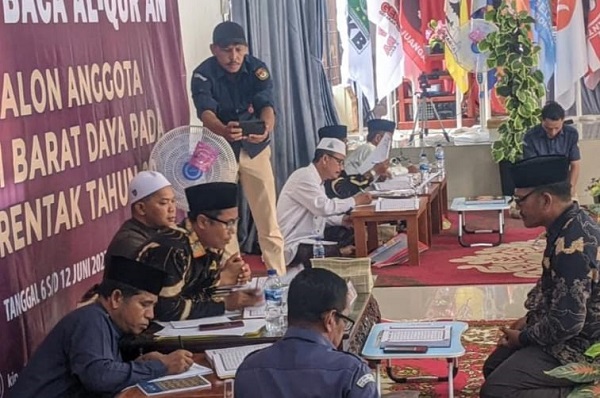 Kegiatan tes uji mampu baca Alquran, terhadap para bacaleg DPRK Abdya, yang diselenggarakan KIP Abdya. Foto direkam Senin (12/6) lalu.Waspada/Syafrizal