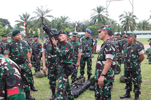 Personel Batalyon Infanteri Raider Khusus 111/Karma Bhakti saat memperlihatkan kesiapan berbagai perlengkapan dalam rangka Satgas Pamtas Statis antara Republik Indonesia - Papua Nugini. Waspada/Ist