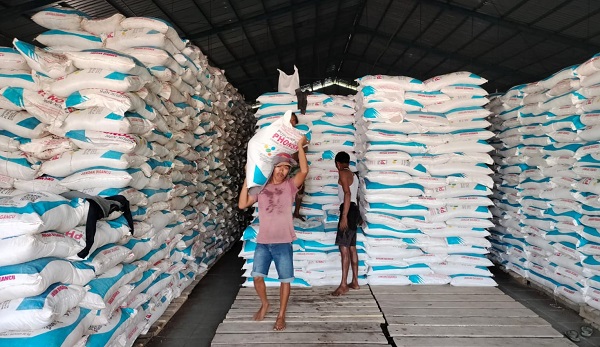 Stok pupuk bersubsidi jenis NPK Phonska di gudang PT.PI di Desa Firdaus Kec.Sei Rampah mulai didistribusikan oleh distributor ke petani melalui kios pupuk resmi di Kab. Sergai, Kamis (15/6) Waspada/Edi Saputra.