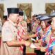 KA MABICAB Gerakan Pramuka Deliserdang H. Ashari Tambunan didampingi Ka Kwarcab Gerakan Pramuka Deliserdang HM Ali Yusuf Siregar memberi tali asih kepada anggota Kwarcab Gerakan Pramuka Deliserdang yang mewakili Sumatera Utara mengikuti Lomba Tingkat V Nasional saat prosesi pelepasan di Aula Cendana lantai II Kantor Bupati Deliserdang, Rabu (14/6) sore. (Waspada/Khairul K Siregar/B)