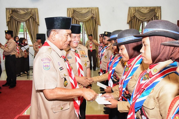 KA MABICAB Gerakan Pramuka Deliserdang H. Ashari Tambunan didampingi Ka Kwarcab Gerakan Pramuka Deliserdang HM Ali Yusuf Siregar memberi tali asih kepada anggota Kwarcab Gerakan Pramuka Deliserdang yang mewakili Sumatera Utara mengikuti Lomba Tingkat V Nasional saat prosesi pelepasan di Aula Cendana lantai II Kantor Bupati Deliserdang, Rabu (14/6) sore. (Waspada/Khairul K Siregar/B)
