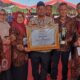 Inventor alat Visual Inseminasi Buatan Hendra (VIB-H) dan Mesin Press Jerami Portabel Hendra Saputra, bersama tim Disnak Aceh foto bersama memegang piala dan piagam penghargaan atas keberhasilan stand Pemerintah Aceh menjadi Stand Terbaik Tingkat Provinsi pada Penas-KTNA XVI tahun 2023 di Padang, Kamis (15/6). (Waspada/Ist)