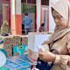 SEMBAKO- Seorang ibu warga Kecamatan Mutiara, Kabupaten Pidie sedang antre untuk membeli sembako yang dijual murah oleh Disperindagkop -UKM, Kabupaten Pidie di Halaman Kantor Camat Mutiara, Rabu (7/6) Waspada/Muhammad Riza