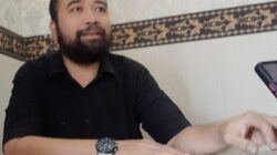 Kabag Unit Layanan Pengadaan Barang dan Jasa Setdakab Aceh Singkil Heri Aprianda, menunjukkan berita terkirim bukti pengiriman email undangan kepada peserta lelang, kepada Waspada.id, Kamis (15/6). WASPADA/Ariefh