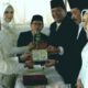 Wali Kota dan Ketua TP PKK Kota Padang Sidimpuan, Irsan Efendi Nasution dan Derliana Siregar, menikahkan puteri mereka Desy dengan Aditya. (Waspada/Ist)
