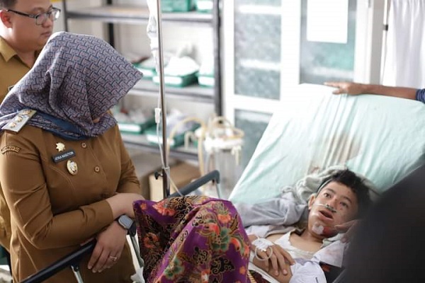 Wakil Bupati Madina Atika Azmi Utammi Nasution prihatin melihat pasien cerebral palsy (lumpuh otak) di RSUD Panyabungan. Waspada/Ist