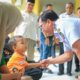 Pj.Wali Kota Banda Aceh Bakri Siddiq melakukan sidak ke Puskesmas Meuraxa dan Baiturrahman dan bersalaman dengan anak kecil yang sedang berobat di Puskesmas tersebut, Rabu (07/06/23). (Waspada/T.Mansursyah)