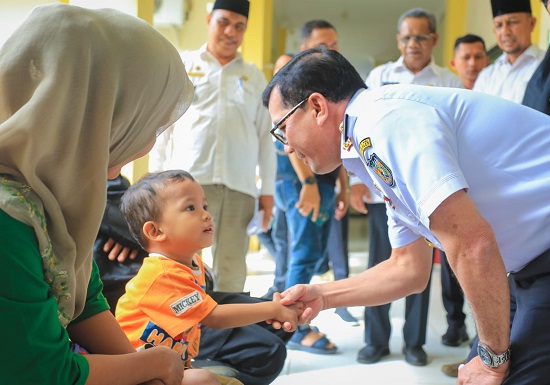 Pj.Wali Kota Banda Aceh Bakri Siddiq melakukan sidak ke Puskesmas Meuraxa dan Baiturrahman dan bersalaman dengan anak kecil yang sedang berobat di Puskesmas tersebut, Rabu (07/06/23). (Waspada/T.Mansursyah)