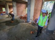 Pj. Wali Kota Banda Aceh Bakri Siddiq sedang memantau pembangunan bersama kantor MPU,MPD dan MAA Kota Banda Aceh di Jalan Politeknik Aceh, Gampong Pango Raya, Ulee Kareng, Banda Aceh, Kamis (15/06/23). (Waspada/T.Mansursyah)