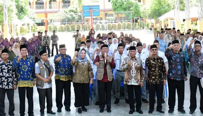 Ashari Serahkan ZIS Untuk Siswa Madrasah