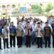 BUPATI Deliserdang H.Ashari Tambunan (4 kanan) didampingi Ketua Baznas Deliserdang H.Surya Putra (5 kanan) dan lainnya usai menyerahkan zakat, infaq dan shadaqah kepada siswa Madrasah di MAN 2 Deliserdang, Kamis (15/6). (Waspada/Khairul K Siregar/B)