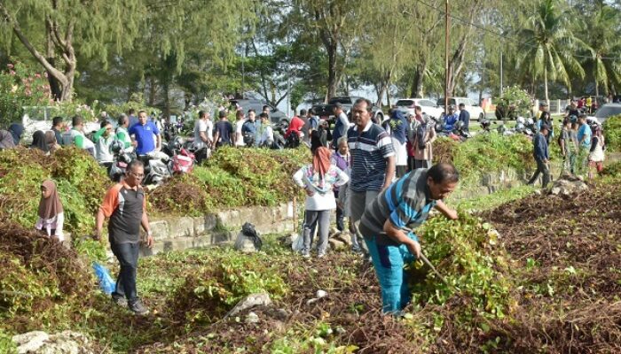 ASN Pemko Sabang Gotong Royong Bersihkan Lingkungan