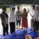Plt. Ketua BKM Al Mukarramah Zulfikar menyerahkan bantuan bagi korban kebakaran di Gampong Mulia, Kecamatan Kuta Alam, Banda Aceh, Jumat (16/03/23). (Waspada/T.Mansursyah)