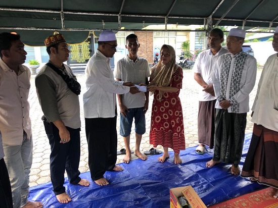 Plt. Ketua BKM Al Mukarramah Zulfikar menyerahkan bantuan bagi korban kebakaran di Gampong Mulia, Kecamatan Kuta Alam, Banda Aceh, Jumat (16/03/23). (Waspada/T.Mansursyah)