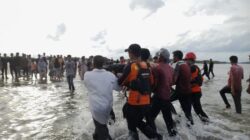 Tim SAR gabungan TNI/Polri, BPBD dan masyarakat saat mengevakuasi jenazah Ramdani yang terseret arus di Kuala Paret Kecamatan Sungai Raya Kabupaten Aceh Timur, Minggu (18/6). Waspada/ist