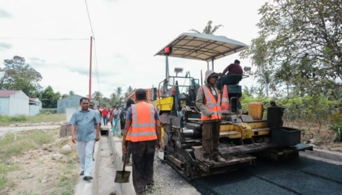 Bupati Sergai Tinjau Baksos Dan Pengaspalan Jalan