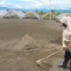 Seorang petani sedang menggaruk pasir untuk memproduksi garam, Senin (19/6).Waspada/Muhammad Riza