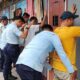 Petugas Satuan Pengamanan Rumah Tahanan Negara (Rutan) Kelas IIB Tartung razia seluruh warga binaan dan blok hunian warga binaan, Rabu (7/6). Waspada/ist