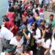 Ratusan keluarga korban tenggelamnya KM Sinar Bangun, berdoa dan menabur bunga dari atas KMP Sumut di lokasi tenggelamnya KM Sinar Bangun, di jalur danau menghungkan Pelabuhan Simanindo - Tigaras, Minggu (18/6).(Waspada/ist).