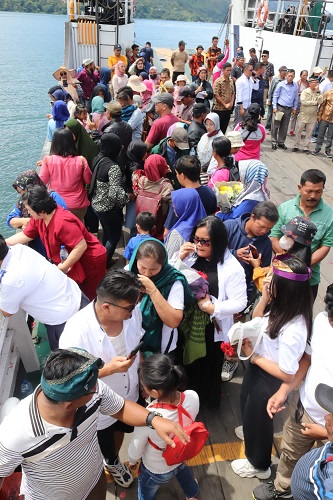 Ratusan keluarga korban tenggelamnya KM Sinar Bangun, berdoa dan menabur bunga dari atas KMP Sumut di lokasi tenggelamnya KM Sinar Bangun, di jalur danau menghungkan Pelabuhan Simanindo - Tigaras, Minggu (18/6).(Waspada/ist).