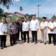 Anggota DPRD Sumut tinjau jalan lintas provinsi yang merupakan proyek multi years yang belakangan sempat mangkrak. (Waspada/H. Idaham Butar Butar/B)