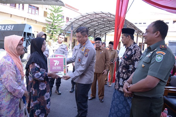 Kapolres Langsa, AKBP Muhammadun, SH saat menyerahkan paket sembako menyambut Hari Bhayangkara ke-77, Senin (19/6). Waspada/dede