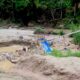 Beberapa pekerja sedang melakukan proses sedotan emas di dalam Daerah Aliran Sungai (DAS) di salah satu kawasan hutan Geumpang, Kabupaten Pidie. Waspada/Muhammad Riza