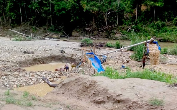 Beberapa pekerja sedang melakukan proses sedotan emas di dalam Daerah Aliran Sungai (DAS) di salah satu kawasan hutan Geumpang, Kabupaten Pidie. Waspada/Muhammad Riza