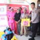 Kapolres Simalungun, AKBP Ronald FC Sipayung, menyerahkan paket sembako kepada salah seorang penerima.(Waspada/ist).