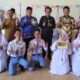 Kepala SMA Swasta Nurul Ilmi Padangsidimpuan Dr.Rabiyatul Adawiyah Siregar M.Pd (kanan) bersama Kepala Divisi Pendidikan Yayasan Perguruan Islam BM Muda Nurul Ilmi Padangsidimpuan, Budi Suherman (2 kanan), Kepala Baperlitbangda Padangsidimpuan M. Jusar Nasution dan Al benny Havy Damanik tunjukkan karya siswa SMA Swasta Nurul Ilmi Padangsidimpuan. Senin (19/6). Waspada/Mohot Lubis.