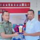 Kepala UPTD BPKA Wil V, Chaidir, SE, MM menyerahkan cinderamata kepada Dandenpom IM/1 Lhokseumawe, Letkol Cpm Edi Rohman, ST. Waspada/Ist