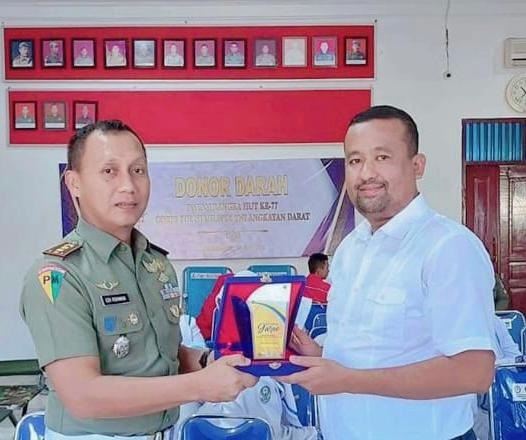Kepala UPTD BPKA Wil V, Chaidir, SE, MM menyerahkan cinderamata kepada Dandenpom IM/1 Lhokseumawe, Letkol Cpm Edi Rohman, ST. Waspada/Ist