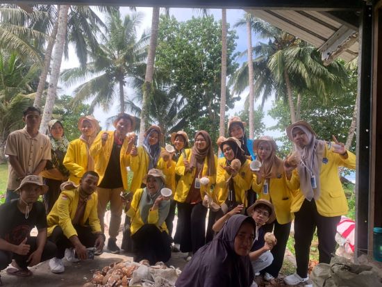 Foto bersama tim Ekspedisi Kampung Bahari di Mukim Teupah. Foto diperoleh Senin(19/6). Waspada/Ist