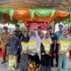 Bagian Belakang dari kiri Camat Simeulue Timur, Ali Afwan. Kasi Intel Kejari, Suheri Wira Fernanda. Kapolres AKBP Jatmiko. Asisten III, Syafrinuddin. Mewakili Dandim, Letda Kardian. Mewakili Danlanlal, Kapten Laut, Eko Wahyudi. PJU Polres AKP Elfion Bay foto bersama dengan penerima Bansos Religi, dalam rangka HUT Bhayangkara ke 77 di Simeulue. Senin (19/6). Waspada/Ist.