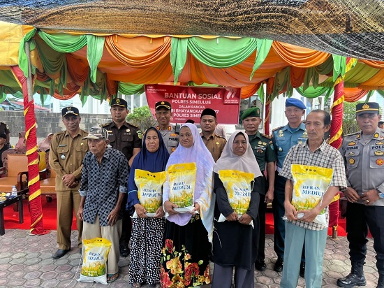 Bagian Belakang dari kiri Camat Simeulue Timur, Ali Afwan. Kasi Intel Kejari, Suheri Wira Fernanda. Kapolres AKBP Jatmiko. Asisten III, Syafrinuddin. Mewakili Dandim, Letda Kardian. Mewakili Danlanlal, Kapten Laut, Eko Wahyudi. PJU Polres AKP Elfion Bay foto bersama dengan penerima Bansos Religi, dalam rangka HUT Bhayangkara ke 77 di Simeulue. Senin (19/6). Waspada/Ist.