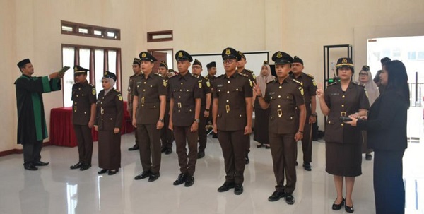 Tujuh Pegawai Negeri Sipil (PNS), dilantik di Kantor Kejari Bireuen, Kota Juang, Selasa (20/6).Waspada/Fauzan