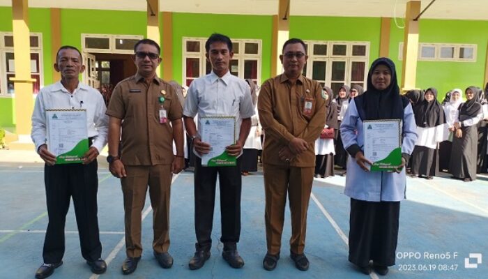 Kadis Pendidikan Simeulue Serahkan SK 819 Guru Kontrak