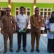 Dua dari kiri Kepala Dinas Pendidikan Simeulue, Firmanuddin, S.Pd foto bersama dengan perwakilan guru kontrak yang di berikan SK 2023. Senin (19/6). Waspada/ist