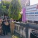 Pj Bupati Nagan Raya Fitriany Farhas membuka selubung papan nama Sekretariat DKA di Jeuram Kecamatan Seunagan Kabupaten Nagan Raya, Selasa (20/6).(Waspada/Muji Burrahman)