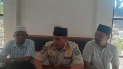 Bupati Madina HM Jafar Sukhairi Nasution didampingi Kordinator Gema Madina Antinarkoba Tan Gozali Nasution dalam konferensi pers dengan sejumlah wartawan. Waspada/Irham Hagabean Nasution
