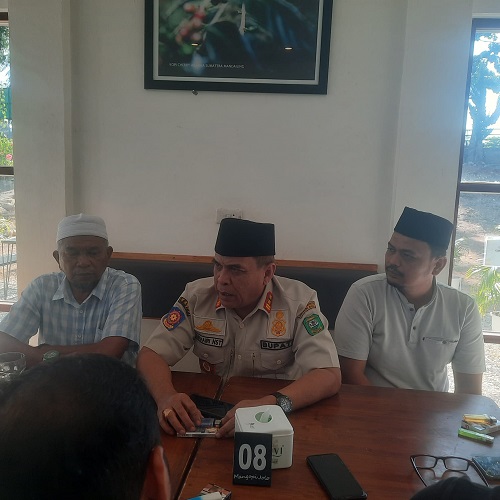 Bupati Madina HM Jafar Sukhairi Nasution didampingi Kordinator Gema Madina Antinarkoba Tan Gozali Nasution dalam konferensi pers dengan sejumlah wartawan. Waspada/Irham Hagabean Nasution
