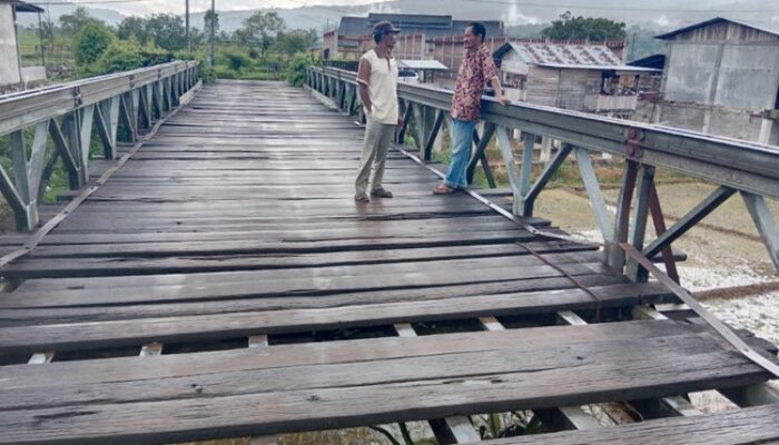 Warga Bertaruh Nyawa Lintasi Jembatan Leupu Geumpang